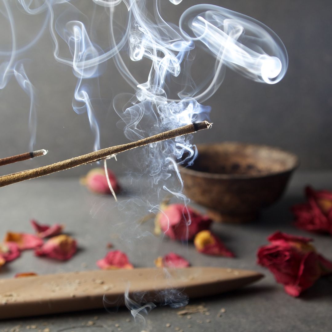 Kadzidła żywiczne – naturalne kadzidła i jak używać żywic w codziennych rytuałach